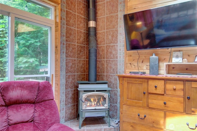 44664 Similk Trl, Concrete, WA 98237 - living area with a wood stove