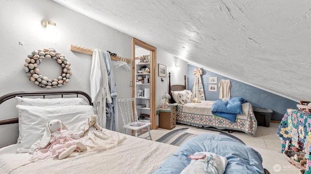 767 Bill Shaw Rd, Pateros, WA 98846 - bedroom featuring vaulted ceiling