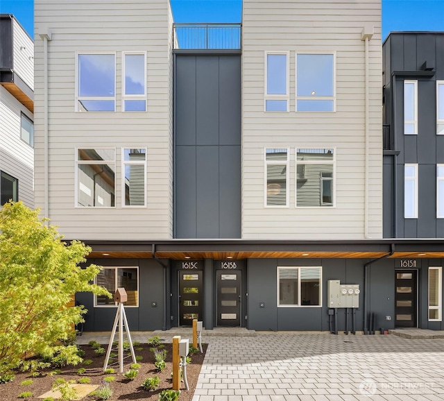 1615 N 50th St Unit B, Seattle, WA 98103 - townhome / multi-family property featuring board and batten siding