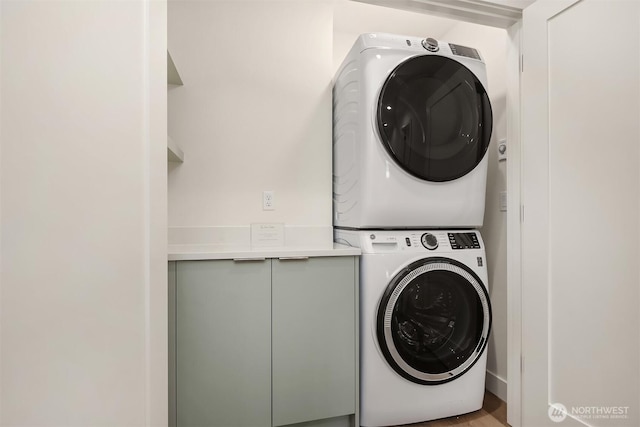 1615 N 50th St Unit B, Seattle, WA 98103 - laundry area with stacked washing machine and dryer