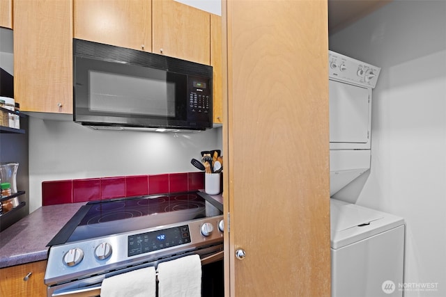 668 S Lane St Unit 603, Seattle, WA 98104 - kitchen with electric stove, black microwave, and stacked washer / drying machine