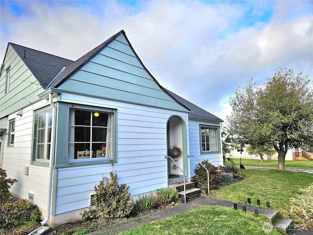 302 S Albert St, Port Angeles, WA 98362 - bungalow-style home featuring entry steps, a front yard, and roof with shingles