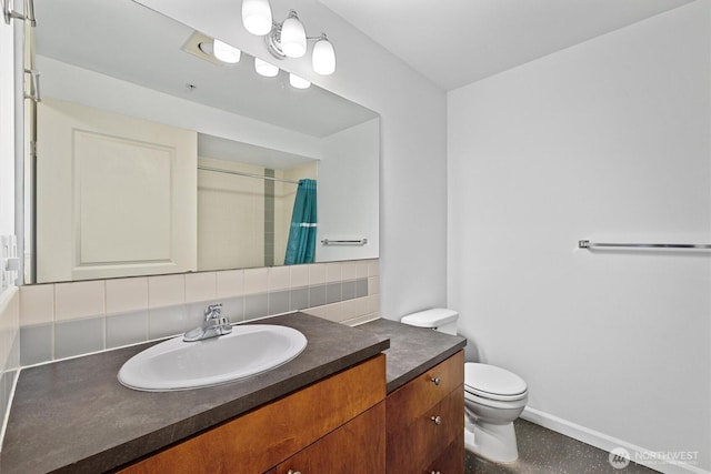 124 Bellevue Ave E Unit 504, Seattle, WA 98102 - full bathroom with tasteful backsplash, vanity, and curtained shower