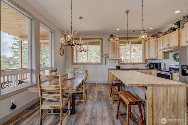 108 Hummingbird Rd, East Wenatchee, WA 98802 - dining space featuring a chandelier, dark wood-style flooring, and recessed lighting
