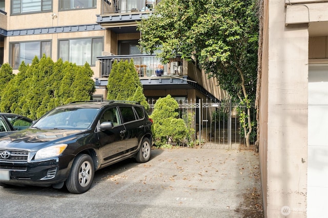 2219 Eastlake Ave E Unit 101, Seattle, WA 98102 - view of uncovered parking lot