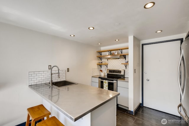 1000 Union St Unit 215, Seattle, WA 98101 - kitchen with stainless steel appliances, a breakfast bar, recessed lighting, tasteful backsplash, and a peninsula