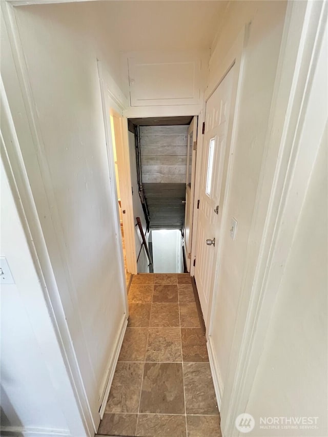 552 Maple St S, Okanogan, WA 98844 - corridor with an upstairs landing and stone finish floors