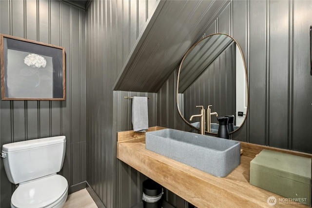 17519 33rd Ave NE, Lake Forest Park, WA 98155 - bathroom featuring a decorative wall