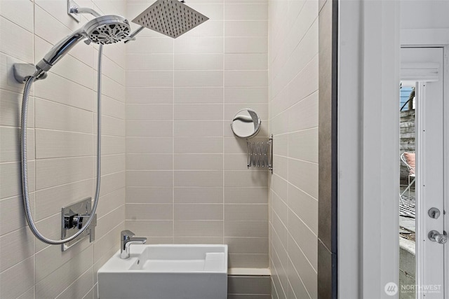 1541 18th Ave S, Seattle, WA 98144 - full bath with tiled shower and tile walls