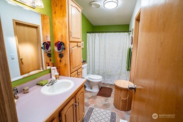 1448 Rd C NE, Moses Lake, WA 98837 - full bathroom featuring vanity and curtained shower
