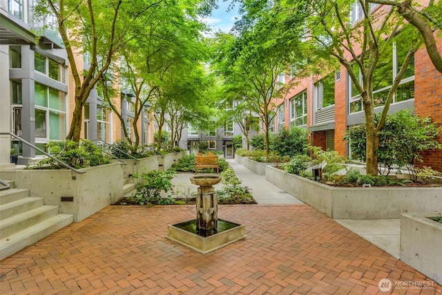 530 Broadway E Unit 130, Seattle, WA 98102 - view of property's community with a patio area