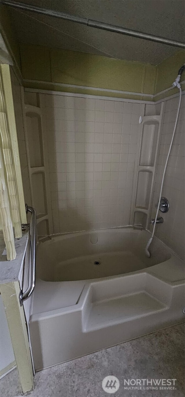 211 Pace Dr Unit 17, East Wenatchee, WA 98802 - bathroom featuring tub / shower combination