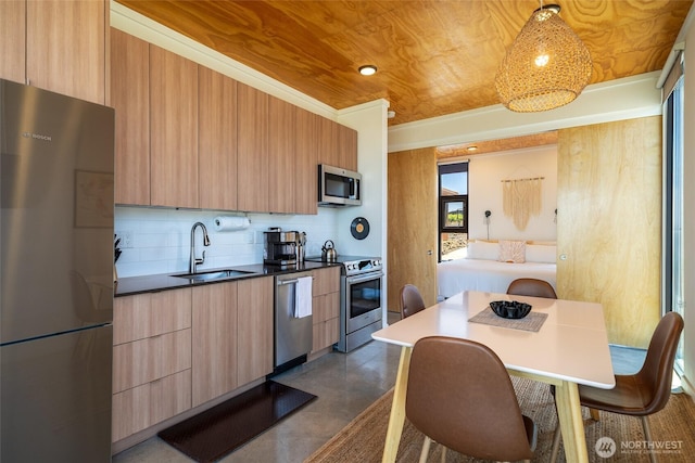 23648 Cliffe Pointe Rd NW Unit 10C, Quincy, WA 98848 - kitchen featuring appliances with stainless steel finishes, modern cabinets, light brown cabinetry, decorative backsplash, and finished concrete floors