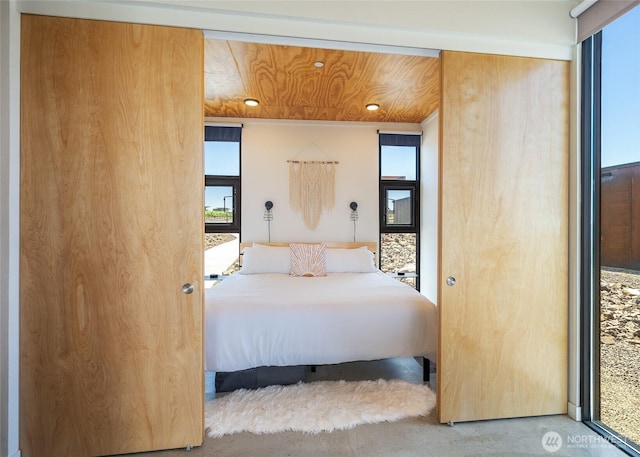 23648 Cliffe Pointe Rd NW Unit 10C, Quincy, WA 98848 - bedroom featuring multiple windows and recessed lighting