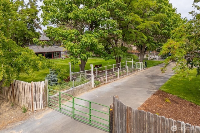 7649 Mcdougal Ave NE, Moses Lake, WA 98837 - view of community featuring a gate