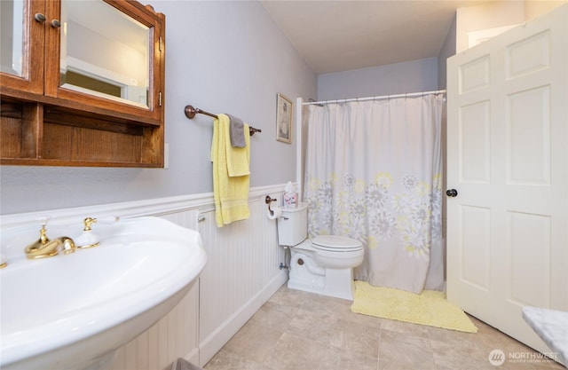 603 W 1st St, Nooksack, WA 98276 - full bath featuring wainscoting and a shower with curtain