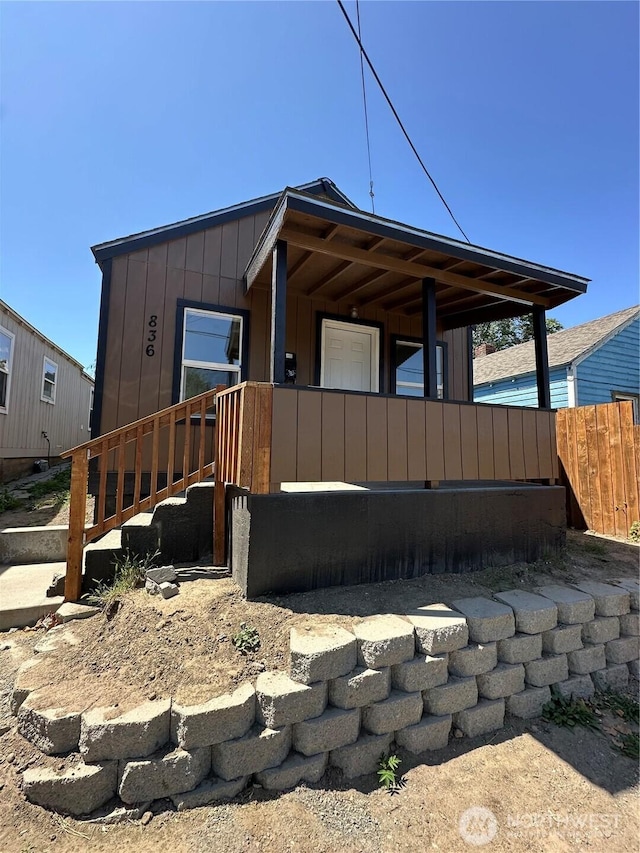 836 S Cashmere St, Wenatchee, WA 98801 - view of front of property featuring board and batten siding