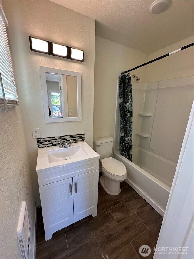 836 S Cashmere St, Wenatchee, WA 98801 - full bath featuring vanity, shower / bathtub combination with curtain, a textured wall, wood finished floors, and a textured ceiling