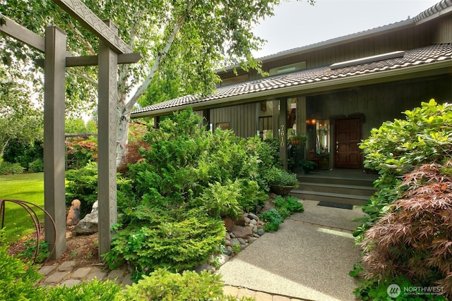 7610 Scenic Dr, Yakima, WA 98908 - property entrance featuring a tiled roof