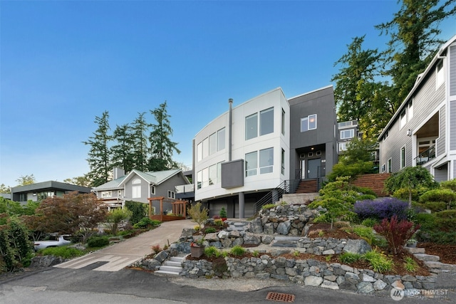8812 NE 117th Pl, Kirkland, WA 98034 - contemporary home featuring stucco siding