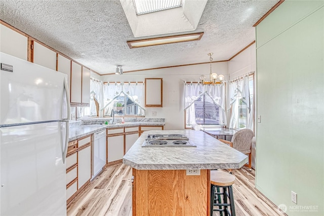 1700 Twin Peaks Dr Unit 71, Wenatchee, WA 98801 - kitchen featuring white appliances, light wood-type flooring, light countertops, ornamental molding, and vaulted ceiling