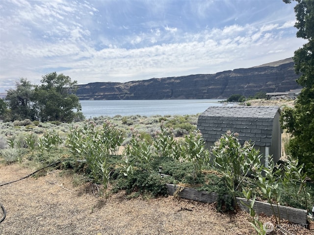 1038 SW Section Ave SW, Quincy, WA 98848 - water view with a mountainous background