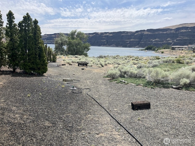 1038 SW Section Ave SW, Quincy, WA 98848 - water view with a mountain backdrop
