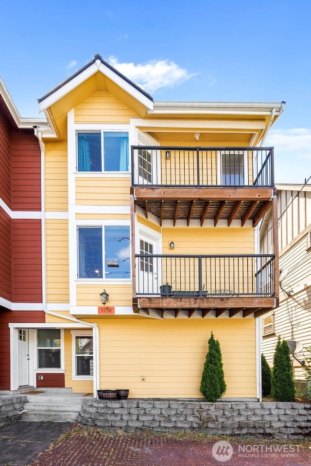 5798 Roosevelt Way NE, Seattle, WA 98105 - view of front of property with a balcony