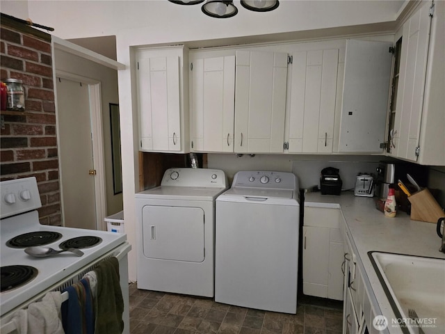 1208 NE 110th St, Seattle, WA 98125 - washroom with washing machine and clothes dryer