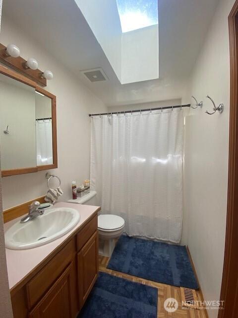 5846 SW 44th St, Port Orchard, WA 98367 - full bath featuring vanity and a skylight