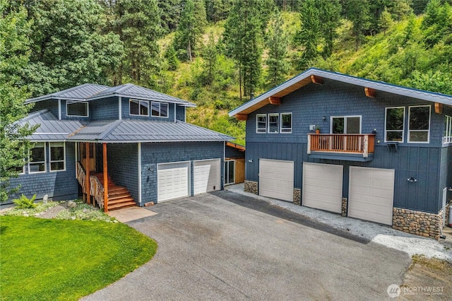 359 Timber Ridge Canyon Rd, Leavenworth, WA 98826 - view of front of property featuring driveway, a standing seam roof, a metal roof, and a wooded view