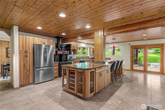 359 Timber Ridge Canyon Rd, Leavenworth, WA 98826 - kitchen featuring freestanding refrigerator, range, recessed lighting, a kitchen bar, and a center island