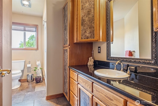 78718 Echols Rd, Hermiston, OR 97838 - bathroom with baseboards and vanity