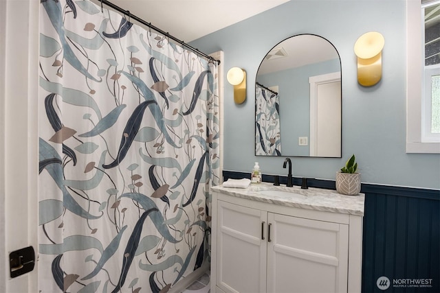 10430 NE Cascade St, Bainbridge Island, WA 98110 - full bath featuring vanity, wainscoting, and curtained shower