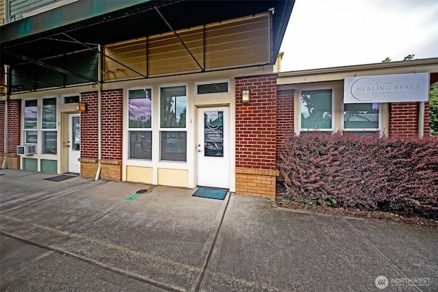 816 Cherry Ave, Sumner, WA 98390 - doorway to property featuring brick siding
