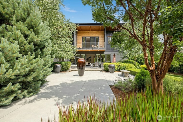6686 NE Ralston Rd, Bainbridge Island, WA 98110 - surrounding community featuring a patio