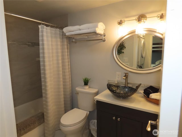 608 S Forrest St, Westport, WA 98595 - full bath with vanity and curtained shower