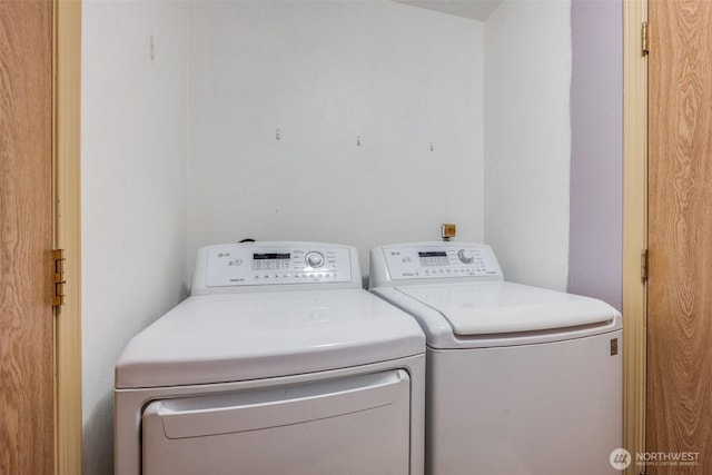 6713 135th E, Puyallup, WA 98373 - laundry area featuring washing machine and dryer