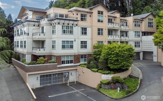 7549 SE 29th St Unit 301, Mercer Island, WA 98040 - view of property featuring asphalt driveway