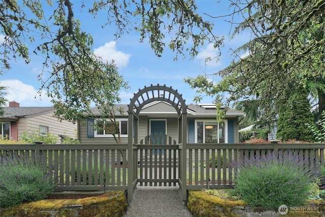 8410 9th Ave SW, Seattle, WA 98106 - view of front of property with a fenced front yard