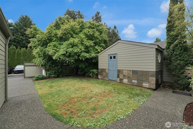 8410 9th Ave SW, Seattle, WA 98106 - view of yard featuring an outbuilding
