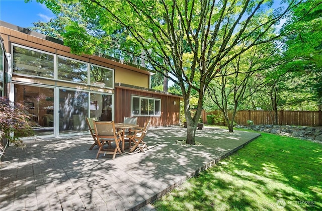 7623 NE 123rd St, Kirkland, WA 98034 - fenced backyard featuring outdoor dining area and a deck