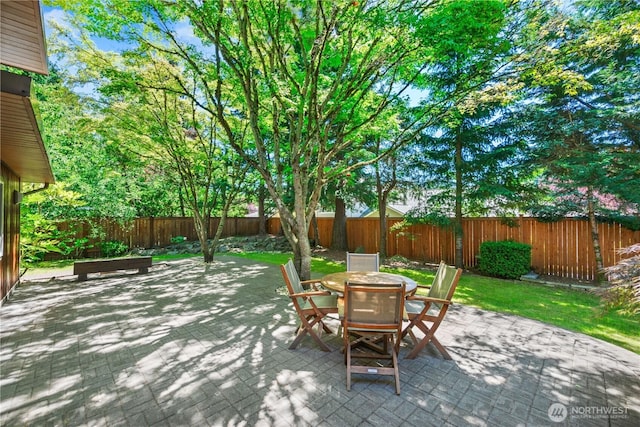 7623 NE 123rd St, Kirkland, WA 98034 - fenced backyard featuring a patio and outdoor dining space