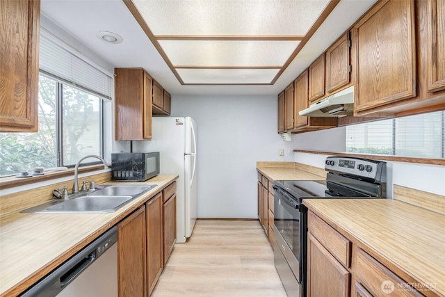 25036 110th Ave SE Unit 25A, Kent, WA 98030 - kitchen featuring appliances with stainless steel finishes, under cabinet range hood, light wood-style flooring, and light countertops
