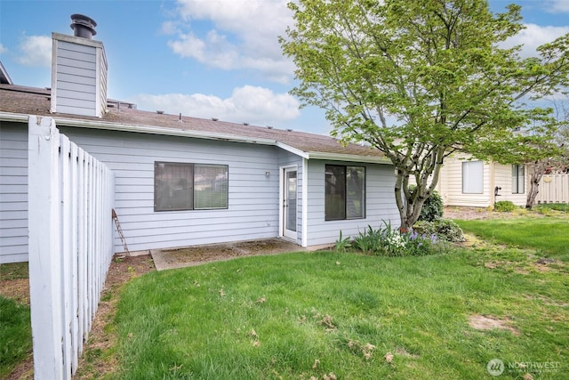 25036 110th Ave SE Unit 25A, Kent, WA 98030 - back of property with a yard and a chimney