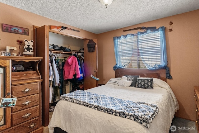 327 N Grape Dr, Moses Lake, WA 98837 - bedroom featuring a textured ceiling and a closet