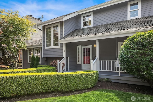 527 16th Ave W, Kirkland, WA 98033 - tri-level home featuring a porch