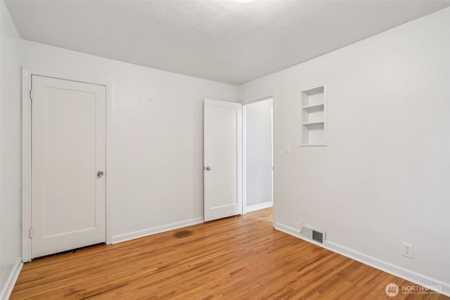806 SW 126th St, Seattle, WA 98146 - empty room with light wood-style flooring and built in shelves