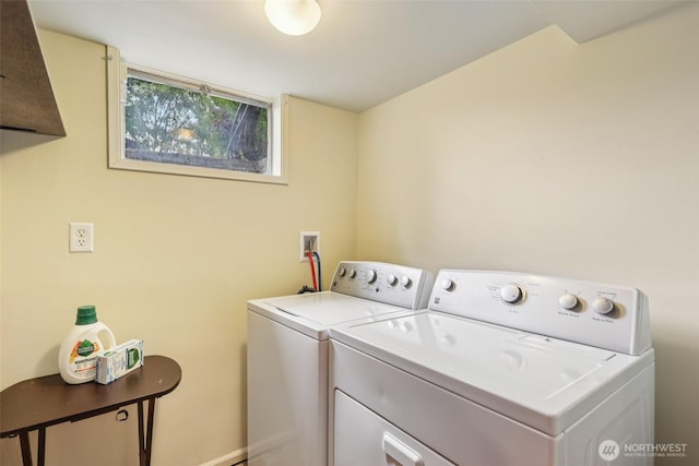 806 SW 126th St, Seattle, WA 98146 - laundry area with washer and clothes dryer