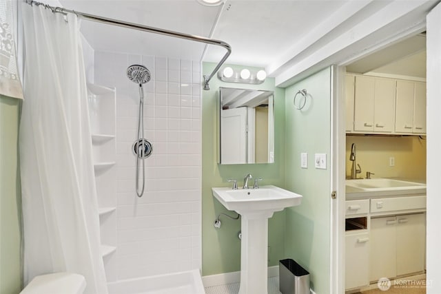 806 SW 126th St, Seattle, WA 98146 - full bath featuring curtained shower